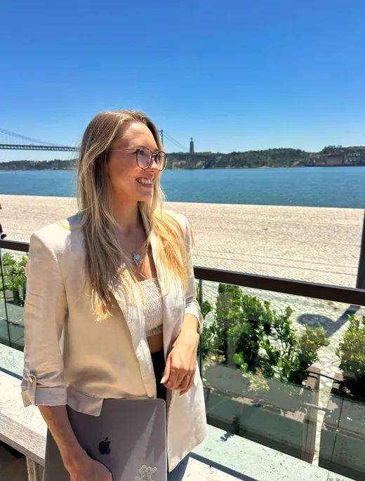 Lena Gierl vor der Brücke in Lissabon